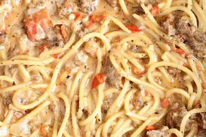 Creamy spaghetti with hamburger and peppers and a white sauce. 